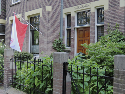 902402 Afbeelding van de Utrechtse vlag bij het huis Schoonouwe (Willemsplantsoen 4) te Utrecht. De vlag hangt uit ter ...